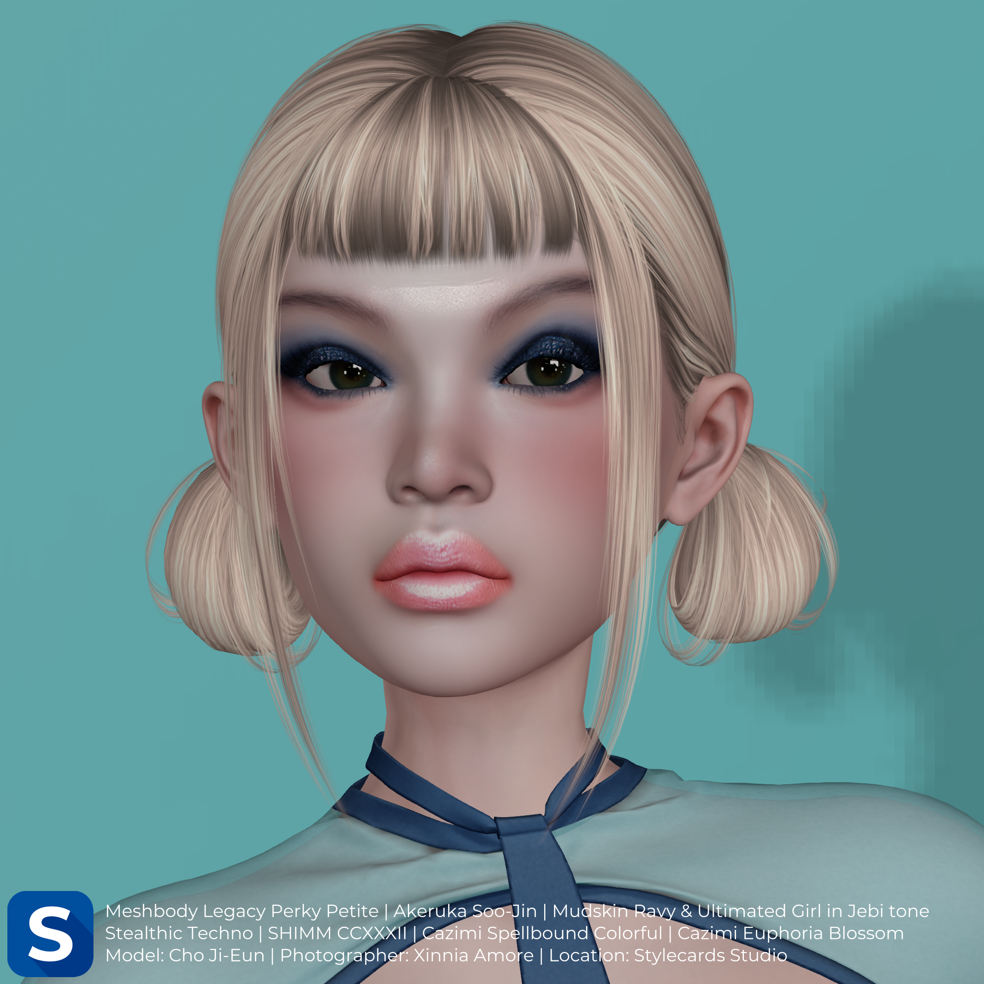 A headshot of model Cho Ji-Eun standing in front of a turquoise-colored backdrop. She has blonde hair with bangs and a couple of pigtails. Her lipstick is glossy and pale pink while her eyeshadow is smoky and dark blue.